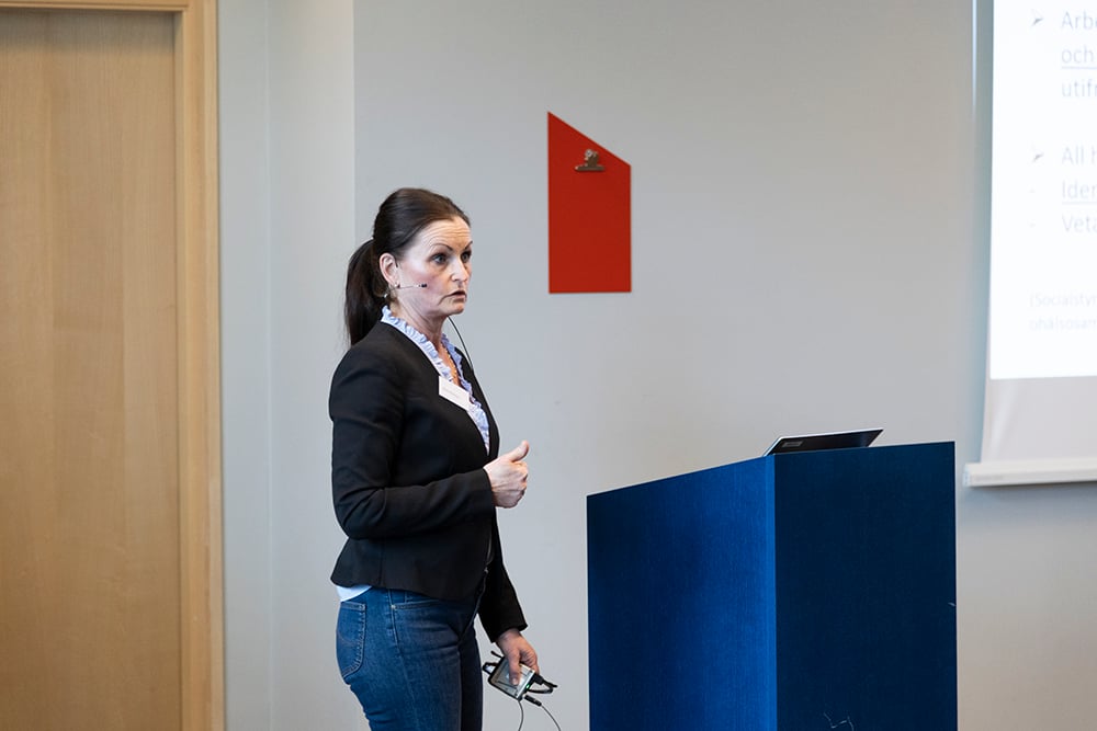 Kvinna talar framför publik