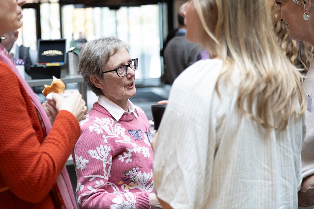 Kvinna pratar med andra mingelgäster