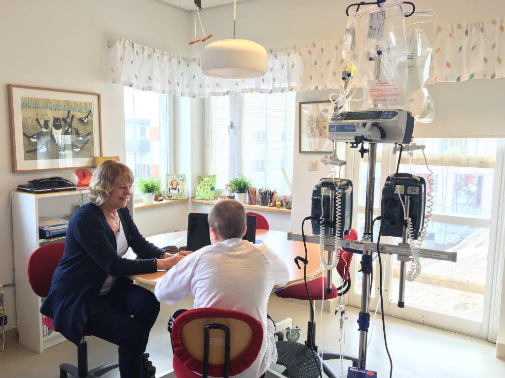 Drygt 500 barn får undervisning på Akademiska varje år via Sjukhusskolan.