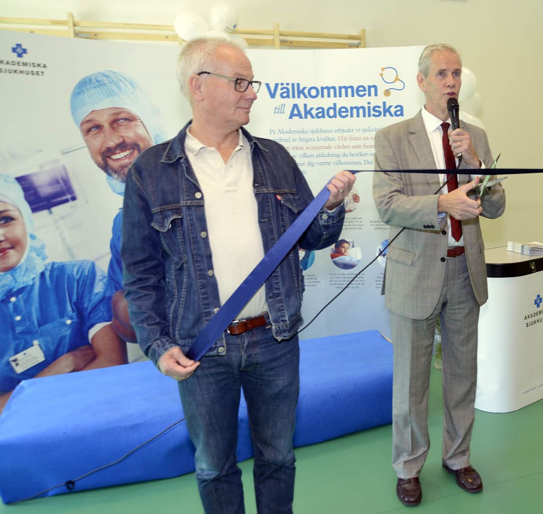Sjukhusdirektör Per Elowsson och Börje Wennberg, ordförande i landstingsstyrelsen (S) återinviger 85-huset efter ombyggnad och modernisering. (Fotograf: Jim Elfström)