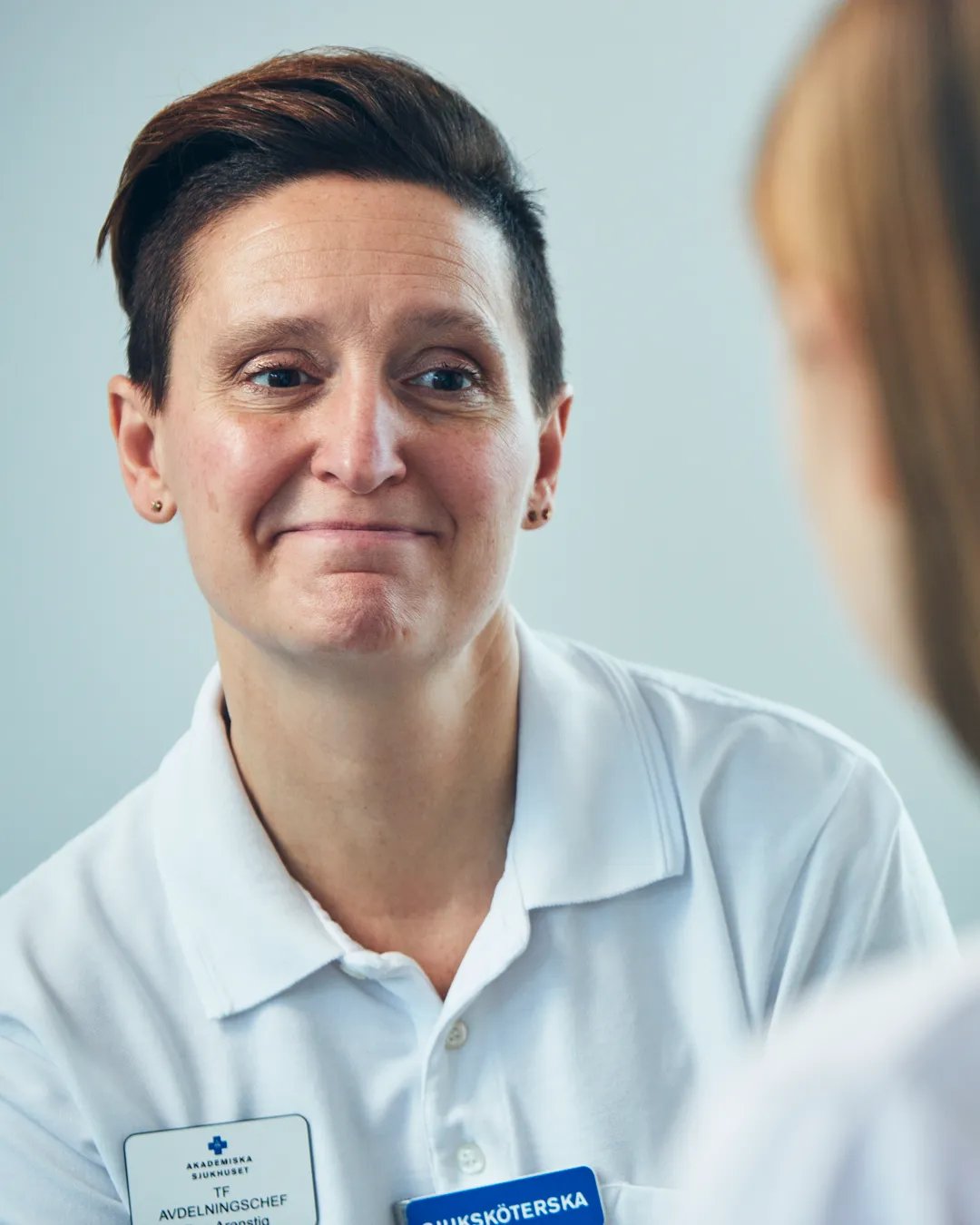 En sjuksköterska pratar med en patient.
