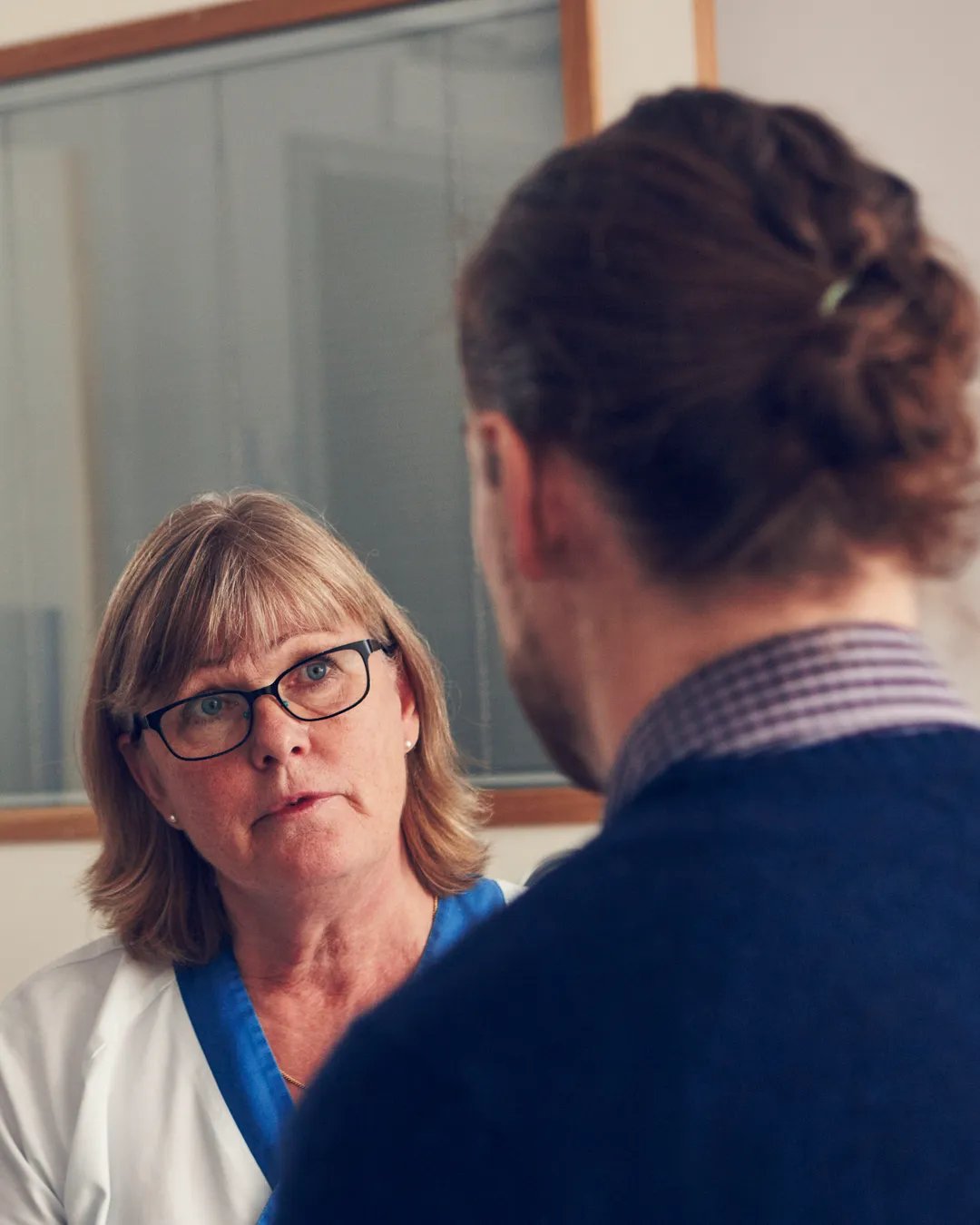 En läkare pratar med en patient.