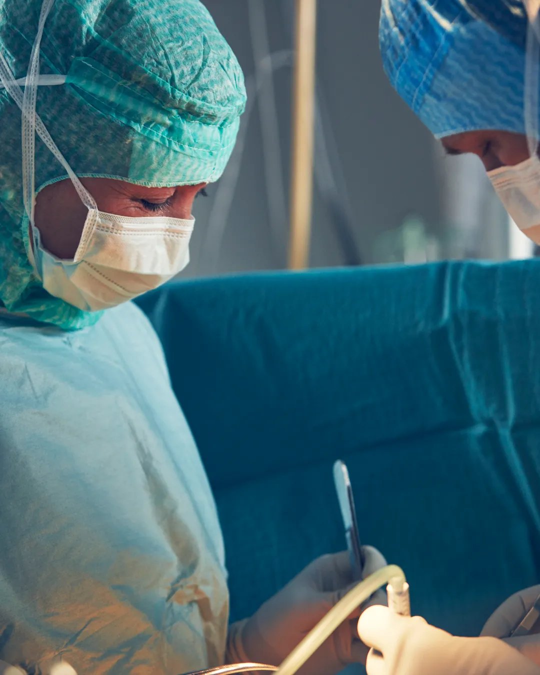 En grupp läkare som utför en operation på en patient.