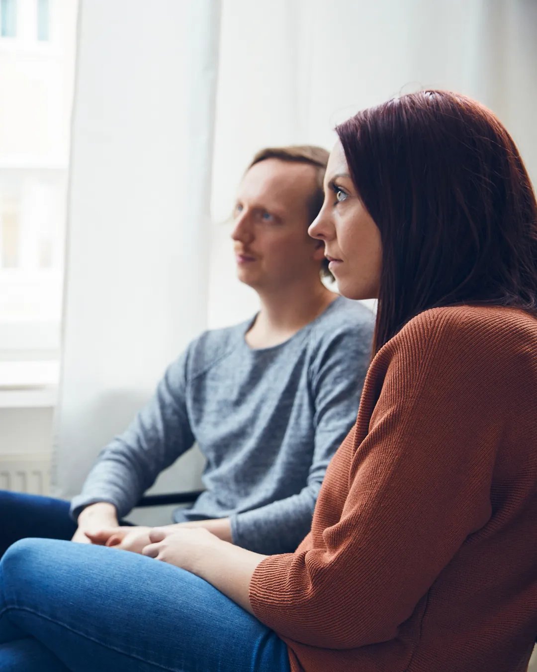 Två patienter sitter bredvid varandra och lyssnar.