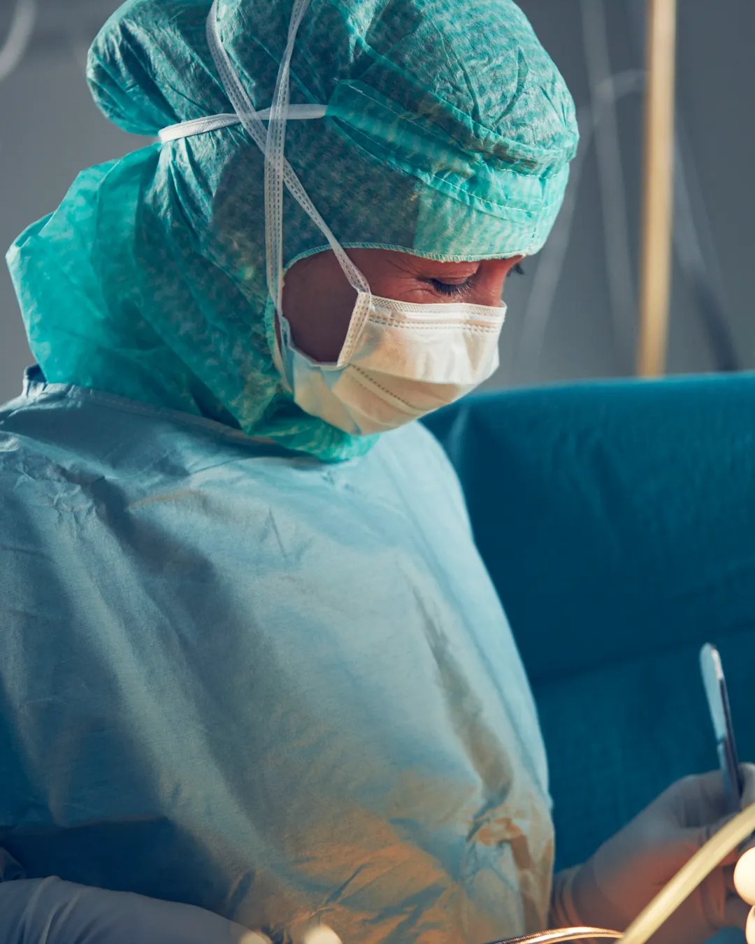 Kvinnlig läkare som utför en operation på en patient.