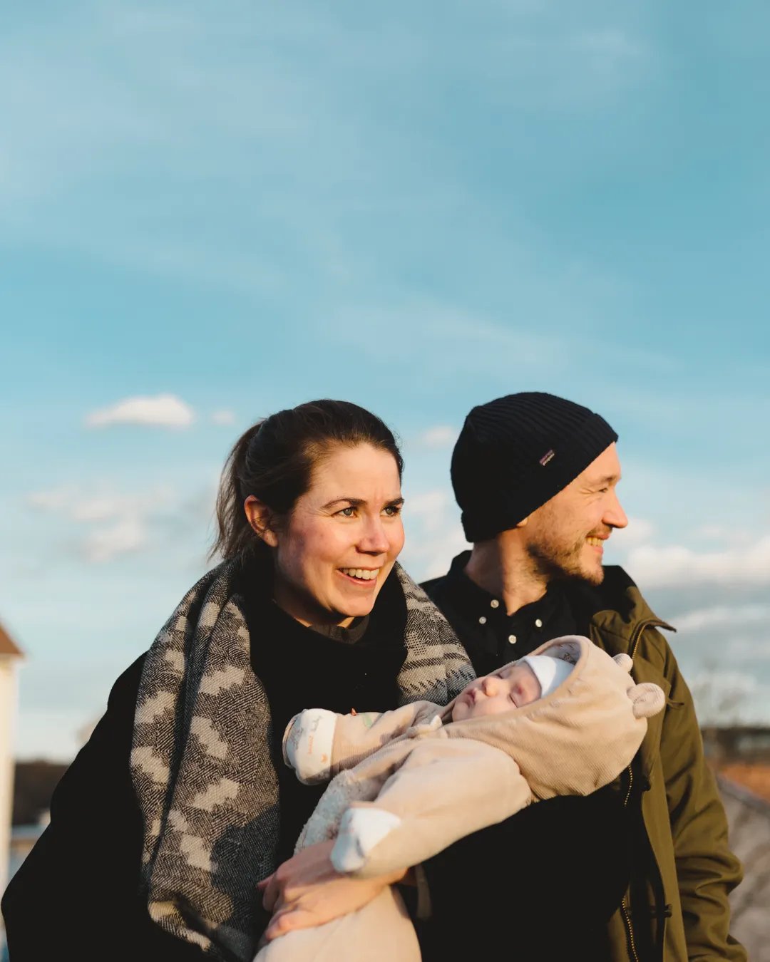 En man och en kvinna som håller en bebis i famnen.