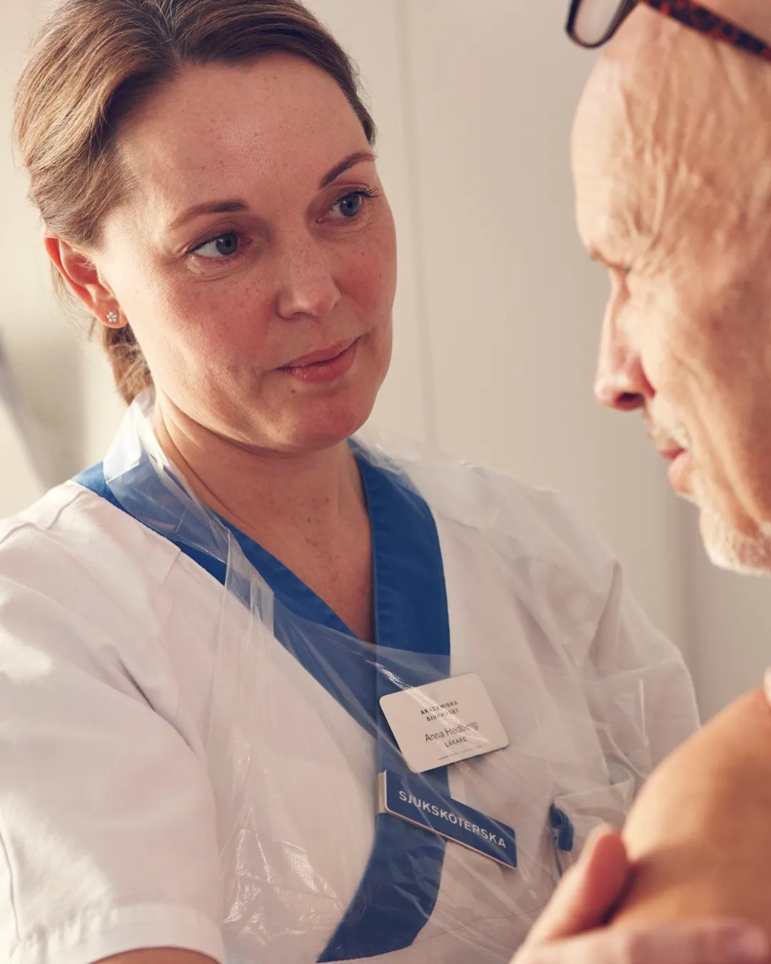 En läkare som undersöker en patient.