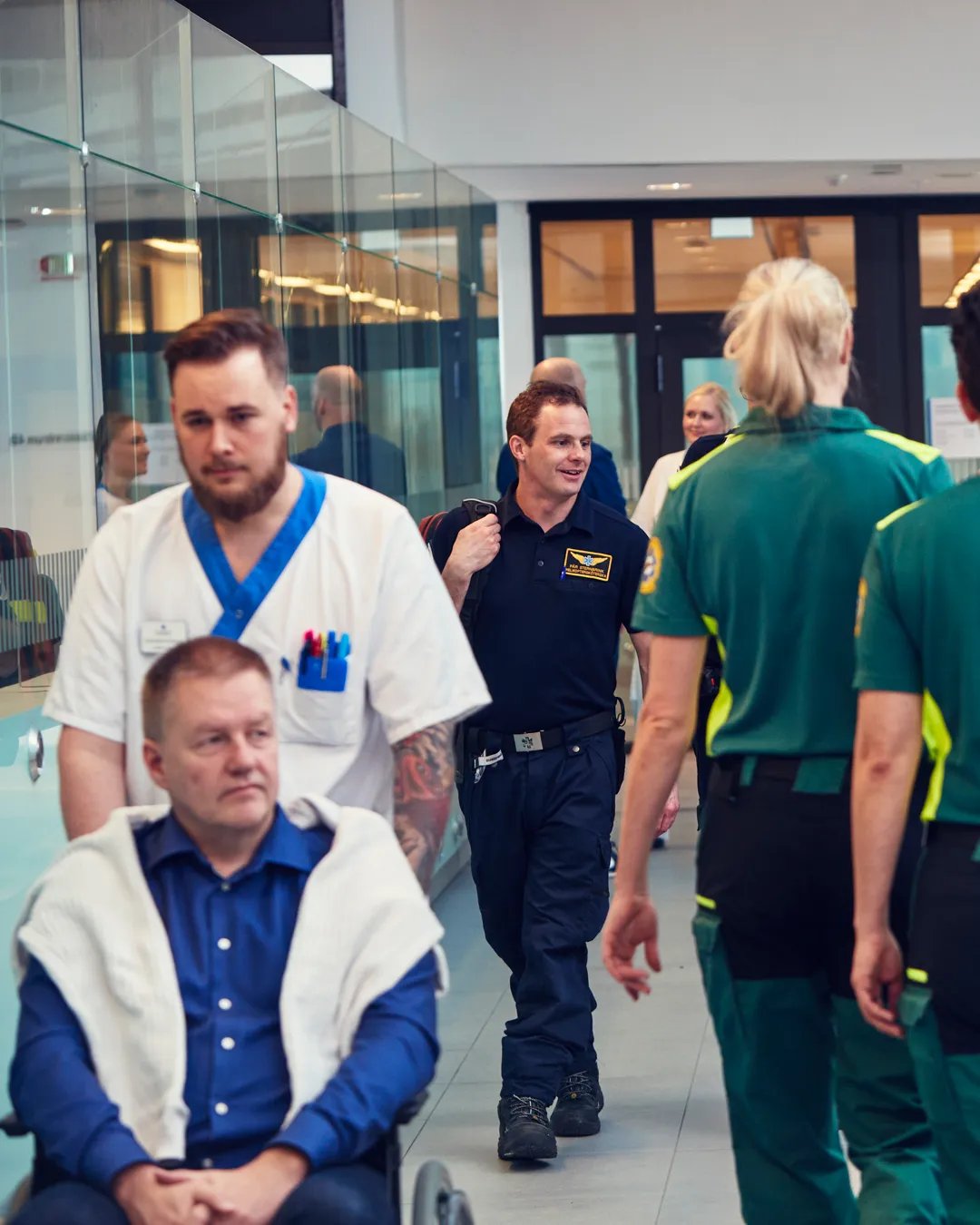 En grupp läkare och sjuksköterskor som går i en korridor.