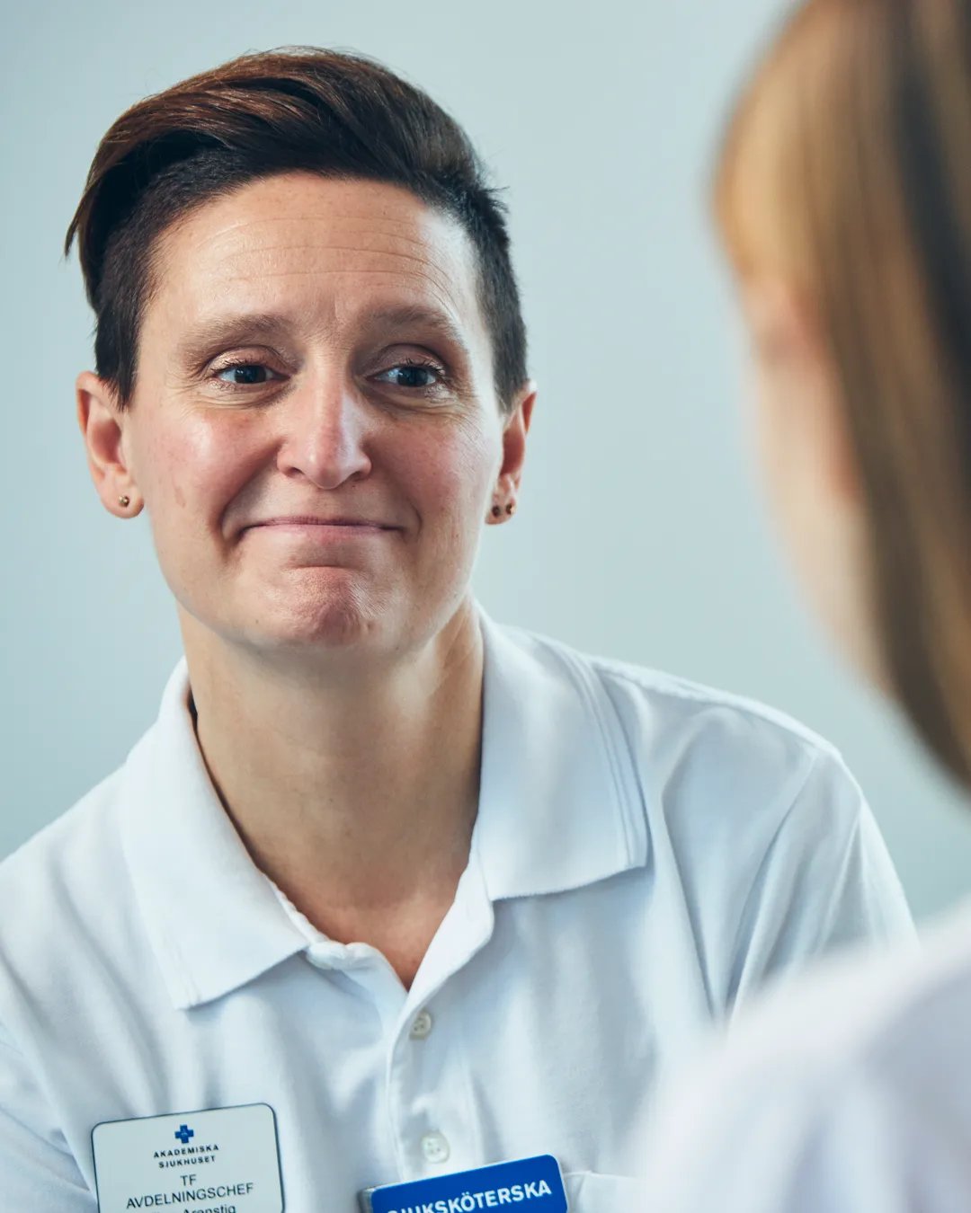 En sjuksköterska pratar med en patient.