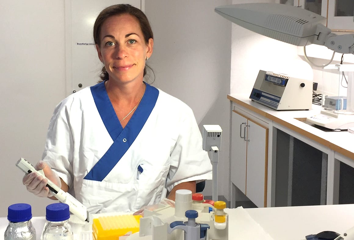 Susanne Victor, biokemist, i labbet på arbets- och miljömedicin, där analyser görs av allergener från kvalster och pälsdjur.
