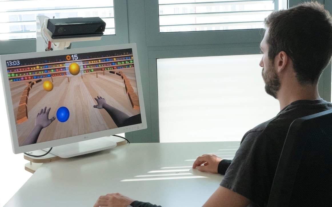 Strokepatienter på Akademiska sjukhuset ska inom kort kunna träna upp motoriska och kognitiva funktioner med hjälp individuellt anpassade digitala träningsprogram. Träningen ska kunna ske hemifrån dagligen och därmed bli effektivare..