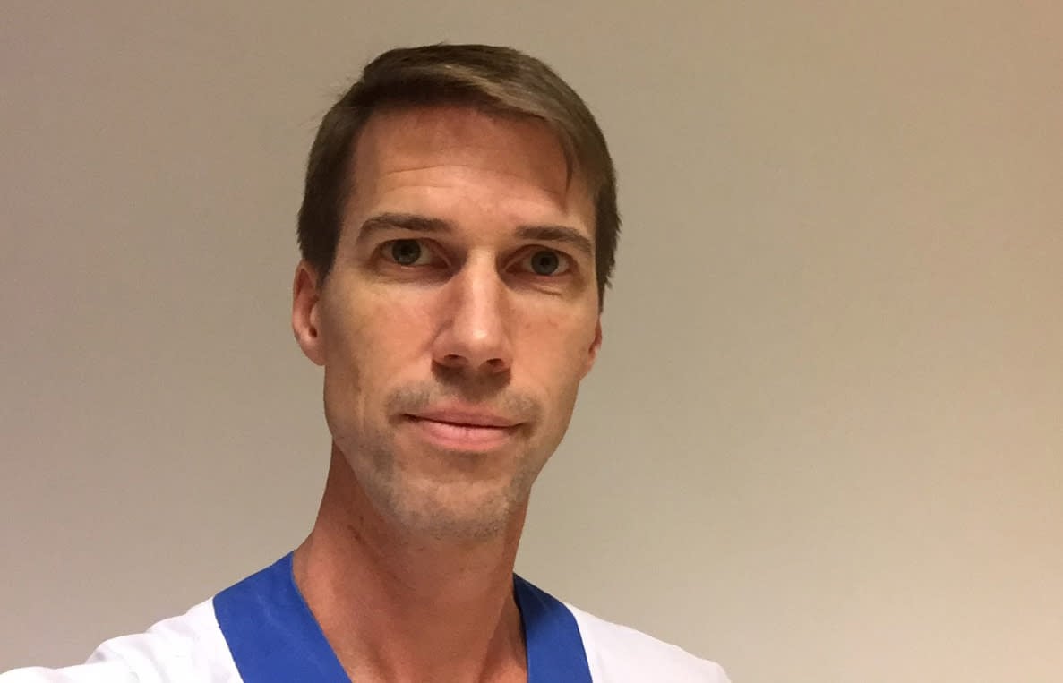 Utprovning av duodopabehandling med pump hemifrån, där Parkinsonpatienter har kontakt med vårdpersonal via videolänk, är smidigt och innebär att även närstående kan lära sig behandlingen, menar Dag Nyholm, docent och överläkare på Akademiska.