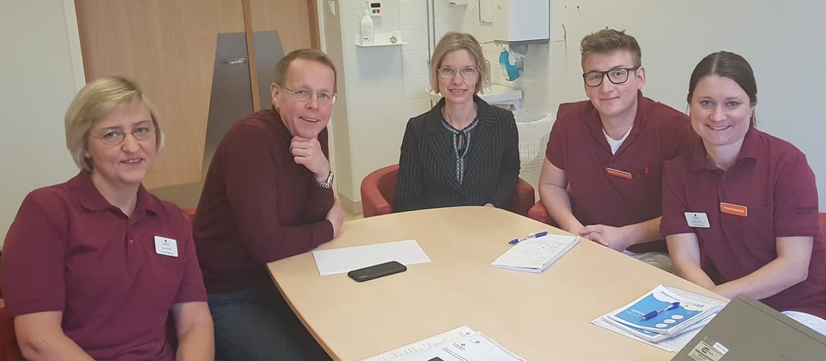 I teamet för unga Parkinsonpatienter arbetar (från vänster): Anna Högberg (kurator), Jan Lexell (överläkare och professor), Cathrine Göransson (avdelningschef), Teodor Selsborg Haapala (arbetsterapeut) och Anna Renberg (fysioter