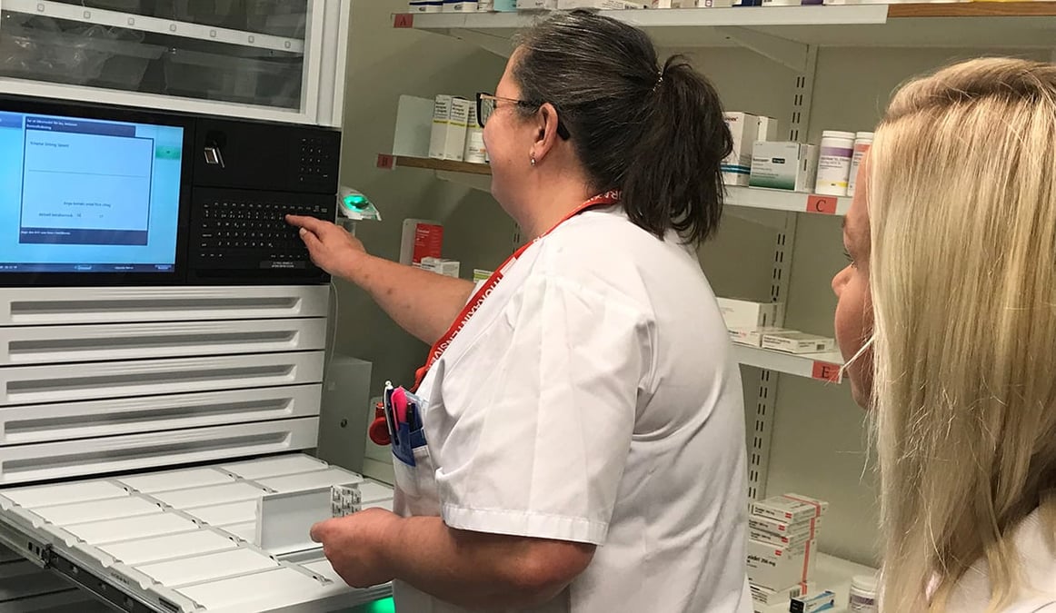Sjuksköterskorna Caroline Engström, thoraxintensiven, och Kajsa Lutti, centralintensiven, tränar på en testautomat. Efter årsskiftet ska läkemedelsautomater fasas in på 20 vårdavdelningar.