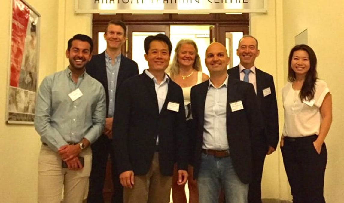 Experter på ansiktsförlamning vid Akademiska håller en kurs tillsammans med plastikkirurger på universitetssjukhuset i Wien. På bilden syns Andres Rodriguez, Maria Mani, David Jensson, Hamid Nathgian från plastikkirurgen och Lars Jonsson från ÖNH.