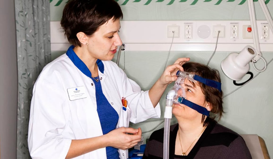 Övertrycksandning via mask (CPAP) är ett sätt att behandla sömnapné. I en studie på Akademiska undersöks sambandet mellan sömnapné under drömsömnen och tidiga tecken på åderförkalkning och om det finns eventuella könsskillnader som behöver beaktas.