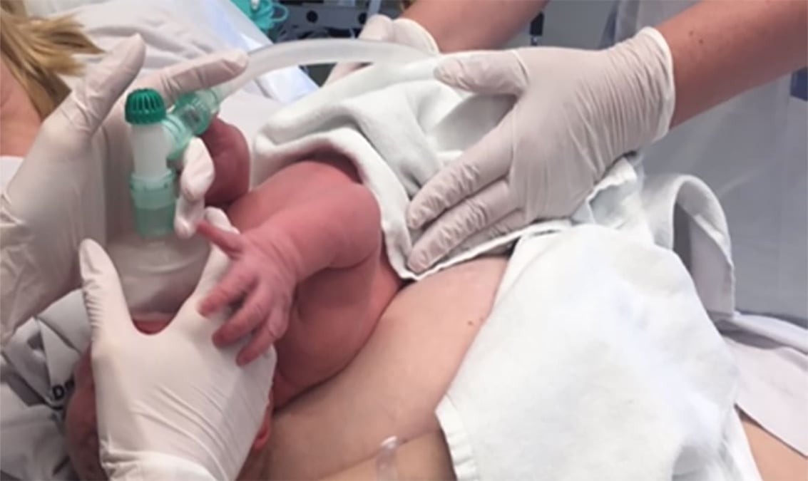 Initialt andningsstöd inne på förlossningssalen har införts på Akademiska. Minskad separation och vård hud mot hud är bl a positivt för temperaturreglering och näringsintag/amning.