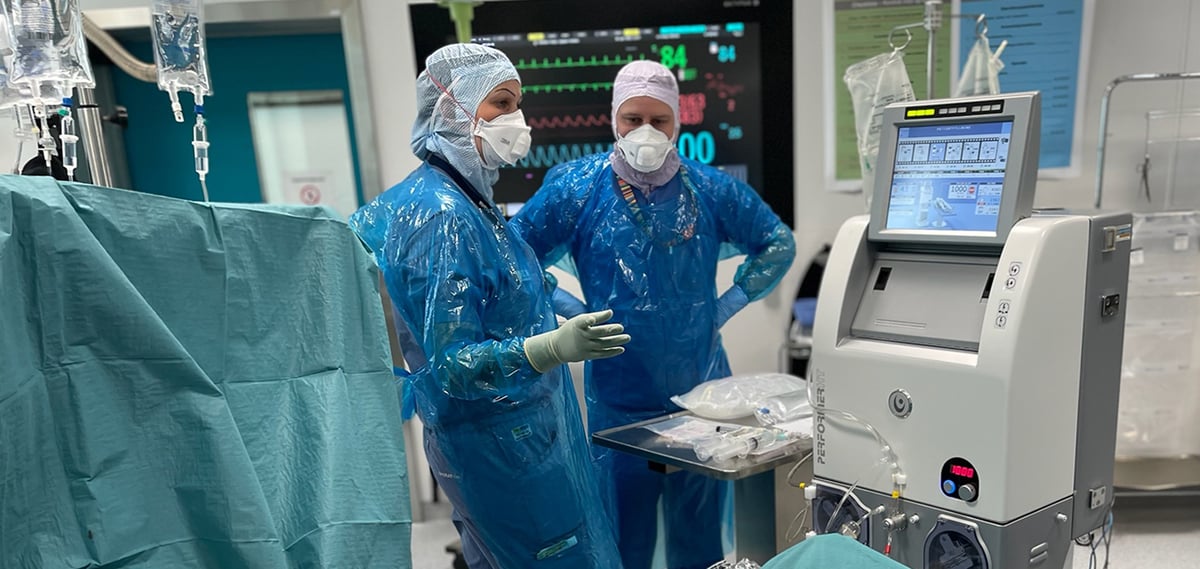 Kvinnokliniken på Akademiska sjukhuset är först i Sverige med varm cytostatika i buken, eller hyperterm intraperitoneal cytostatika, HIPEC, som behandling vid spridd äggstockscancer. Behandlingen utförs inom ramen för en internationell studie där man jämför överlevnaden efter enbart kirurgi som första behandling eller en kombination med HIPEC.