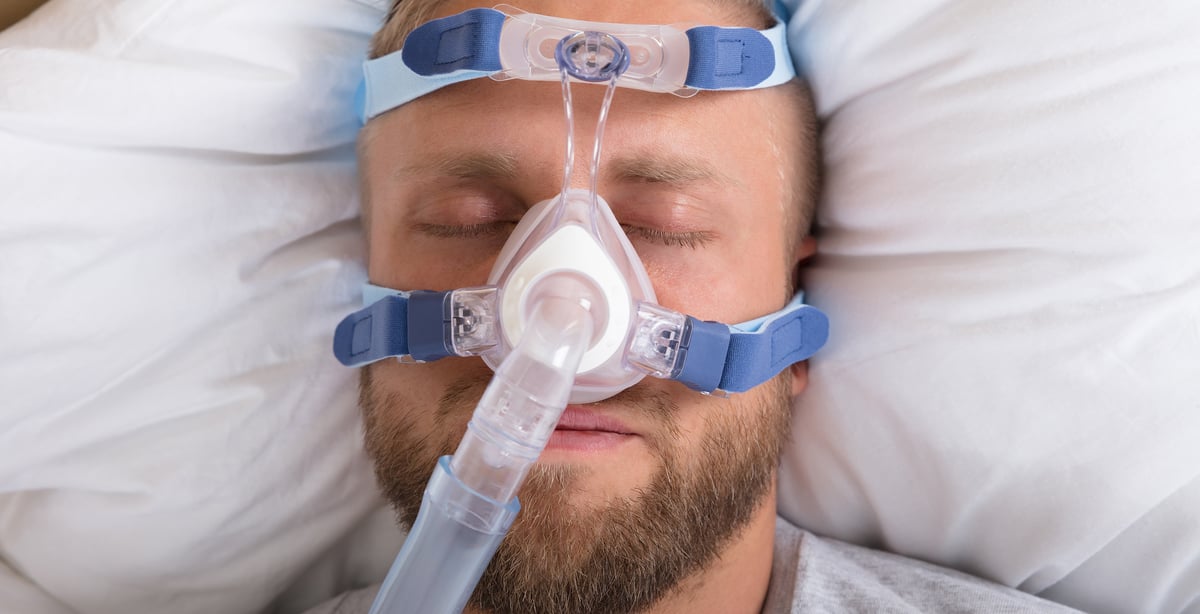 Vid CPAP-behandling av sömnapné är följsamhet avgörande för god effekt. Forskning vid Akademiska sjukhuset visar att  sedvanliga mottagningsbesök fungerar lika bra som intensivare uppföljning via telemedicin. Foto: Mostphotos (genrebild på vårdsituation)