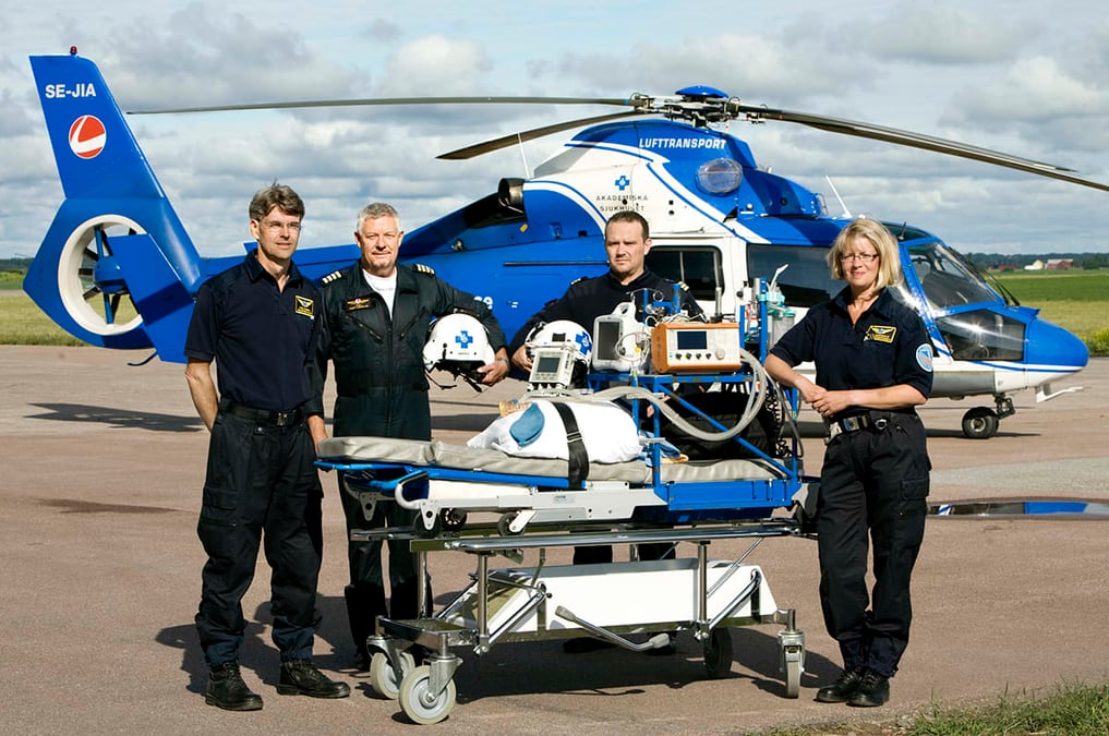 Ambulanshelikoptern bemannas av team med läkare och sjuksköterskor specialistutbildade inom narkos- och intensivvårdsläkare samt flygmedicin.