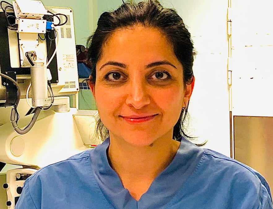 Elham Rostami forskar på att utveckla mer individuellt anpassade läkemedelsbehandlingar vid traumatiska hjärnskador. Hon är hjärnkirurg på Akademiska sjukhuset och docent vid Uppsala universitet.