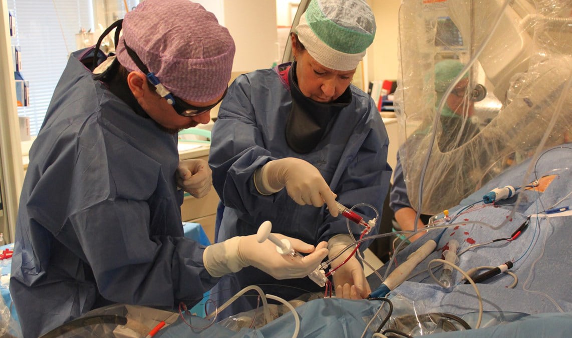 Förmaksflimmer är den vanligaste hjärtrytmstörningen hos vuxna. I en studie ledd från Akademiska sjukhuset ska forskarna utvärdera om en form av kateterburen ablation, lungvensisolering, är bättre än rytmstabiliserande läkemedel för patienter med ihållande hjärtflimmer.