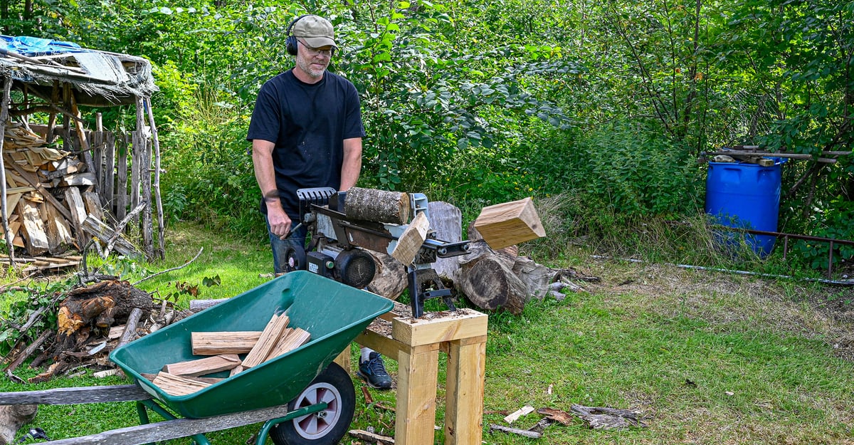 Arbete med automatisk vedklyv är en vanlig orsak till handskador. Uppmaningen från handkirurger på Akademiska är att arbeta ensam och aldrig slarva med klingskyddet. Foto: Mostphotos