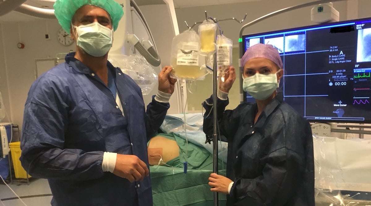 I en studie på Akademiska utvärderas en ny metod för att minska behovet av immunhämmande behandling efter ö-transplantation vid svår typ 1-diabetes. Det nya är att man använder personens egna så kallade T-celler. På bilden syns Amir Sedigh, sektionschef på transplantation och Anna Högvall, forskningssjuksköterska i samband med den första transplantationen inom ramen för studien.