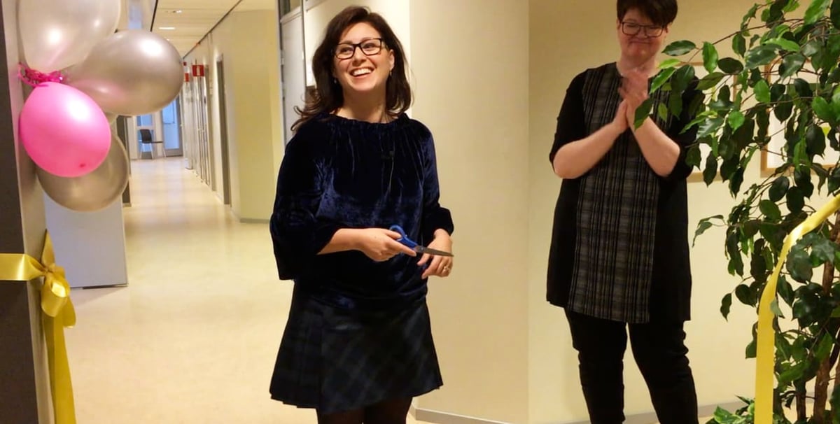 Vivianne Macdisi, regionråd (S), ordförande i sjukhusstyrelsen, klipper bandet i samband med invigningen.