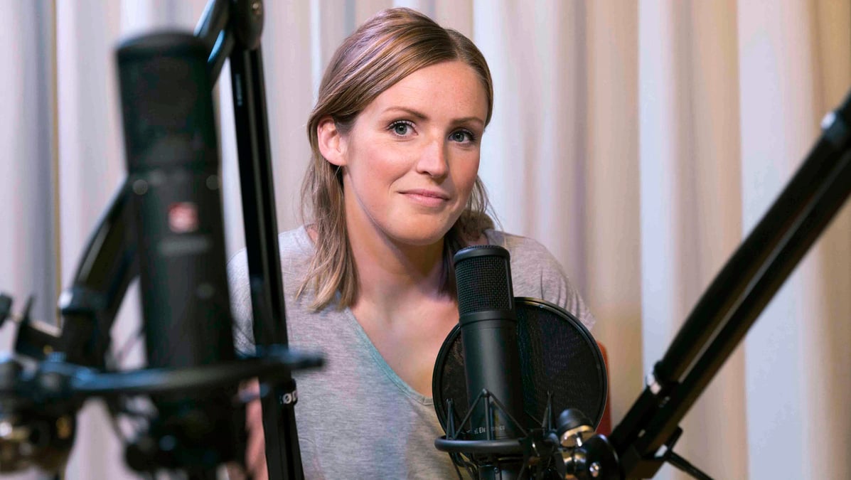 Lotten Åsén Blomqvist, kontaktsjuksköterska på onkologmottagningen, är en av programledarna i den nya podden "Sommar på Akademiska". Fotograf: Staffan Claesson