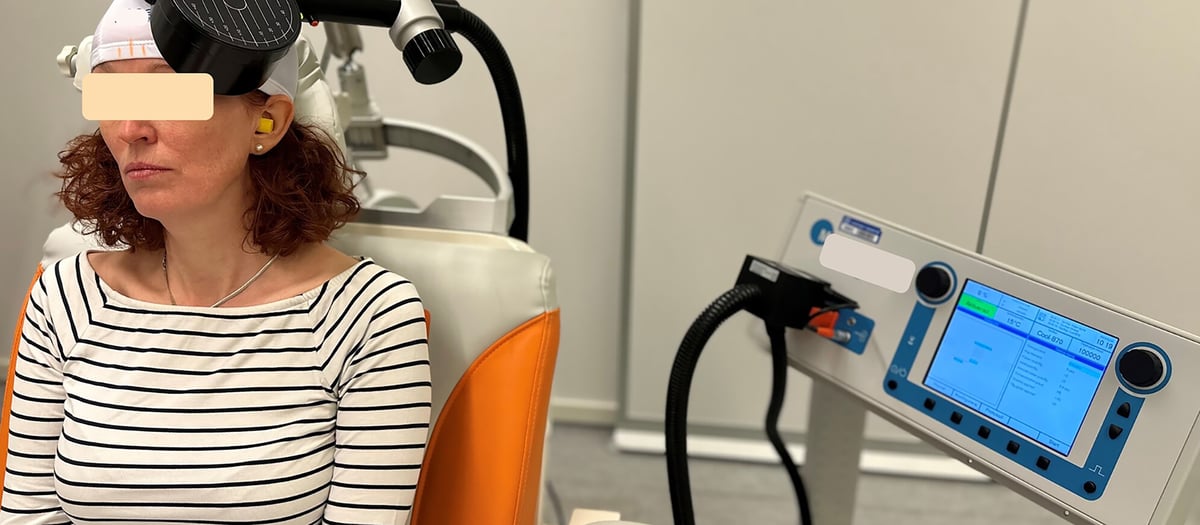 Sedan en tid tillbaka erbjuds magnetstimulering av hjärnan inom rutinsjukvården till patienter med svårbehandlad depression.En studie vid bland annat Akademiska, där man utvärderat en metod kallad thetaburst, visar att drygt 42 procent av patienterna svarade bra på behandlingen.  Hos 16 procent försvann depressionen helt. Foto: Akademiska sjukhuset (patienten är statist.)
