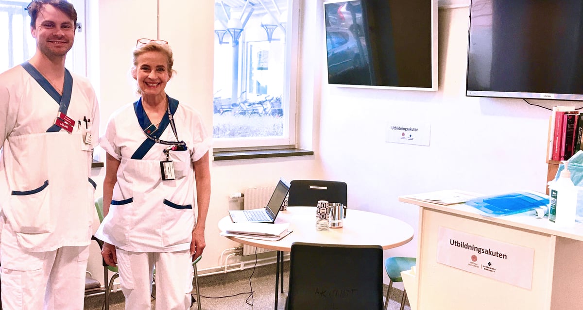 Under våren har blivande läkare på sista terminen erbjudits verksamhetsförlagd utbildning på akutmottagningen vid Akademiska sjukhuset. Utvärderingen visar att utbildningsakuten, som pilotprojektet kallas, fallit väl ut. Planen är att satsningen ska bli kvar och byggas ut. På bilden syns Niklas Reimark, ST-läkare och klinisk assistent, samt Camilla Rismyr Sternehag som varit behjälplig med samordning och crew resource management.