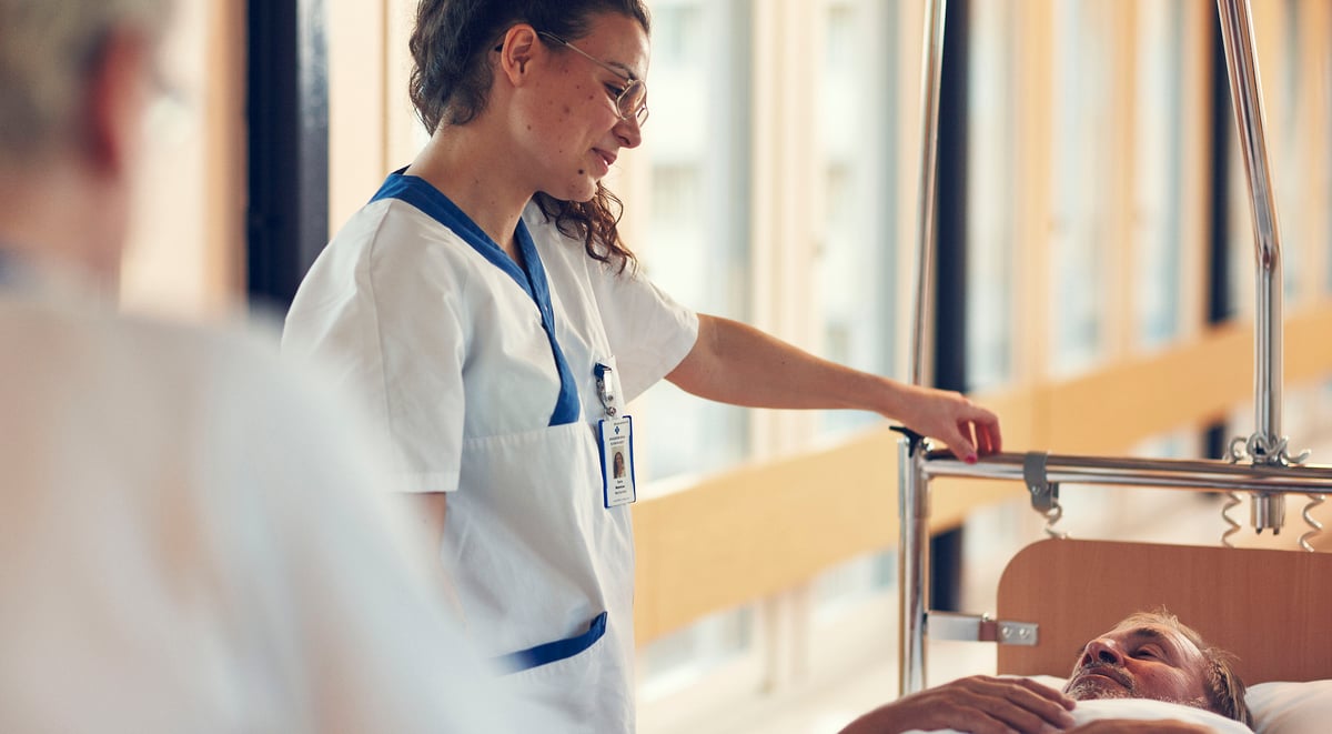 Hur ska människor kunna arbeta under hela yrkeslivet inom branscher med både fysiska och psykosociala utmaningar såsom sjukvården? Det är fokus för ett sexårigt forskningsprojekt vid Akademiska sjukhuset som startar inom kort. Fotograf: Johan Alp (genrebild)