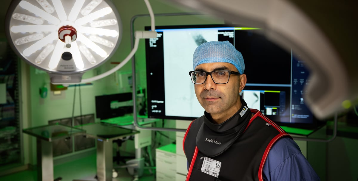 Aortadissektion är ett allvarligt tillstånd. Kärlkirurgen Kevin Mani leder en skandinavisk studie där man ska utvärdera om överlevnaden ökar när patienter  får både medicinsk behandling och ett komplement med en minimalinvasiv operation, så kallad TEVAR-ingrepp. Fotograf: Mikael Wallerstedt