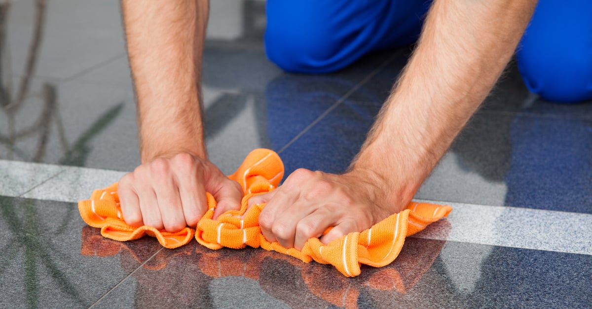 Forskare på Akademiska sjukhuset ska ta fram metoder för att hitta och bedöma risker vid handintensivt arbete. Upprepade rörelser med hög kraft är ett exempel på arbetsmoment som kan vara skadliga.
