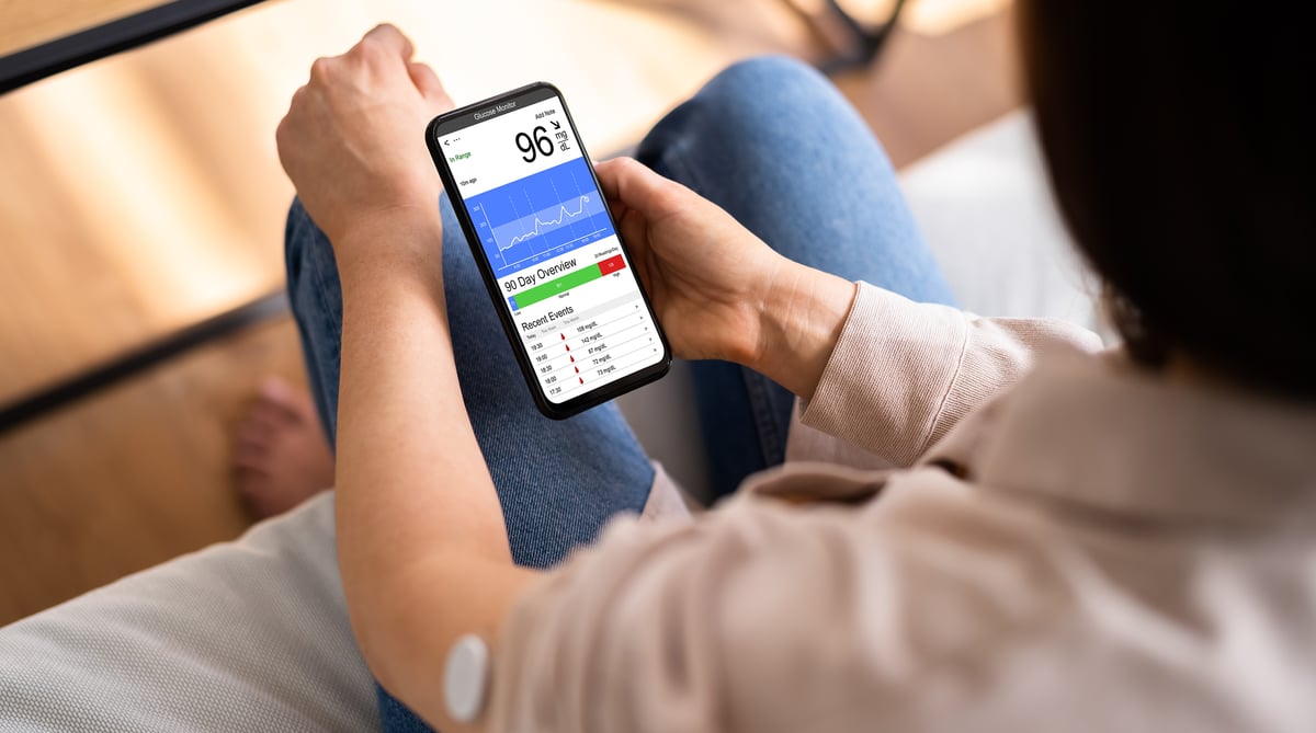 Sensorer för glukosmätning och olika appar blir allt vanligare inom diabetesvården. Med nya medicintekniska lösningar kan patienter med typ 1-diabetes bättre följa och kontrollera sin behandling. Foto: Genrebild från Mostphotos