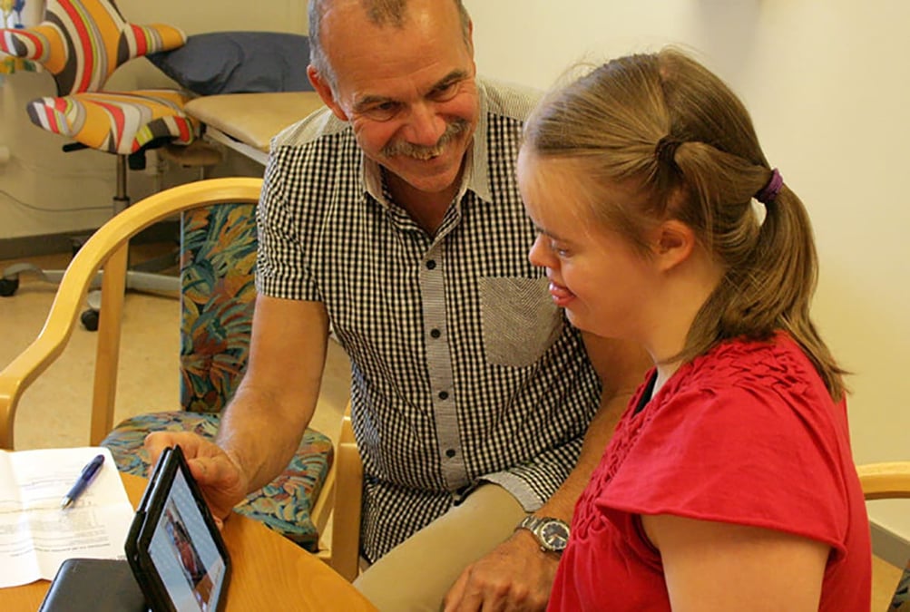Barn med Downs syndrom bör oftare erbjudas screening för att upptäcka autism och svårare intellektuell funktionsnedsättning anser forskare på Akademiska sjukhuset/Uppsala universitet.