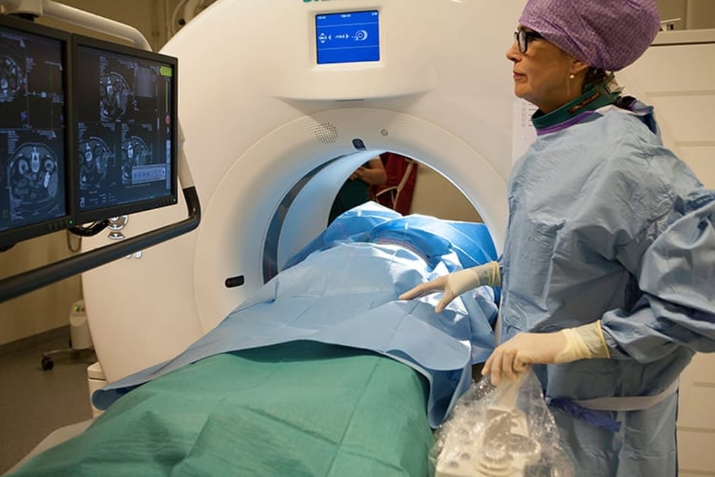 Akademiska har som första sjukhus i Sverige infört frysbehandling mot njurtumörer. Det är en slags ablation där en tunn nål förs in i tumören via huden och fryses ned till minus 40 grader.