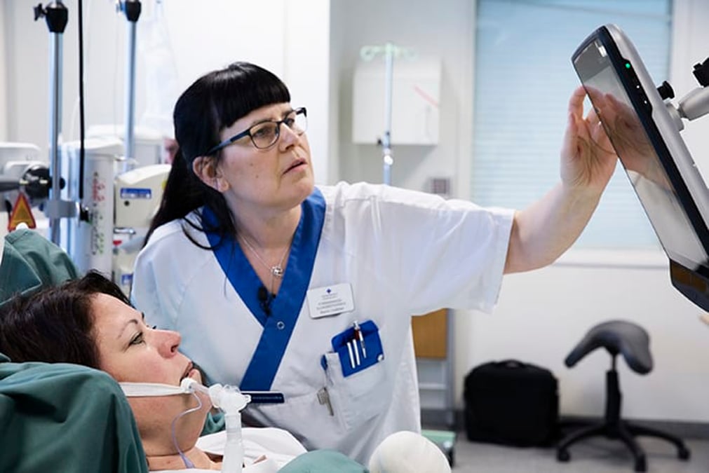 Eyetracking är ett kommunikationshjälpmedel som innebär att patienterna kan förmedla sina basala behov genom att titta på ikoner på en Ipadliknande skärm i stället för att peka. En kamera avläser pupillernas rörelser när patienten tittar på bilder so