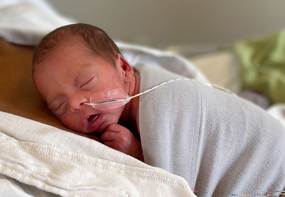 Under coronapandemin tvingades föräldrar i perioder separeras från sina nyfödda barn inom neonatalvården. En studie ledd från Akademiska sjukhuset visar att föräldrarna kände sig övergivna och ensamma i en svår situation. Nu efterlyses bl a tydligare riktlinjer. Fotograf: Magnus Fond