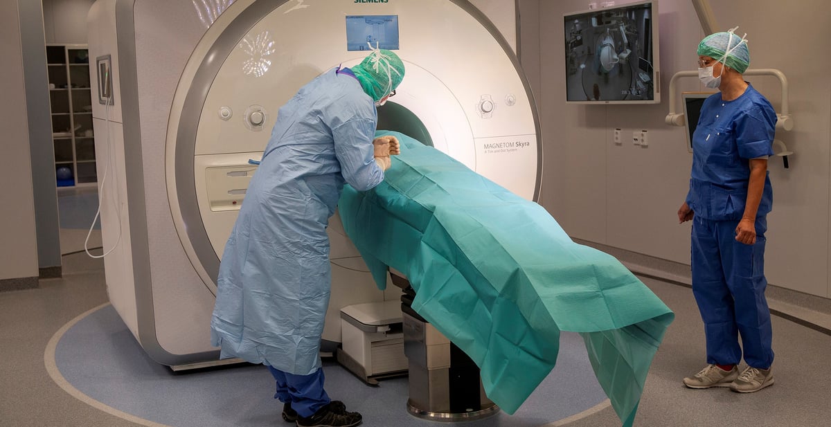 Nu kan patienter opereras i MR-hybriden på Akademiska sjukhuset, en kombination av MR-kamera och operationssal som möjliggör ökad precision bland annat vid operationer av hjärntumörer.