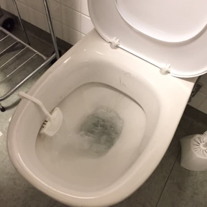 Ett projekt för rening av läkemedelsrester på Akademiska sjukhuset får pris för Årets hållbarbara sjukvårdsinnovation. Metoden innebär att enzymer frigörs i vattnet vid varje spolning. Sjukhuset är först i världen att testa metoden i verklig miljö.