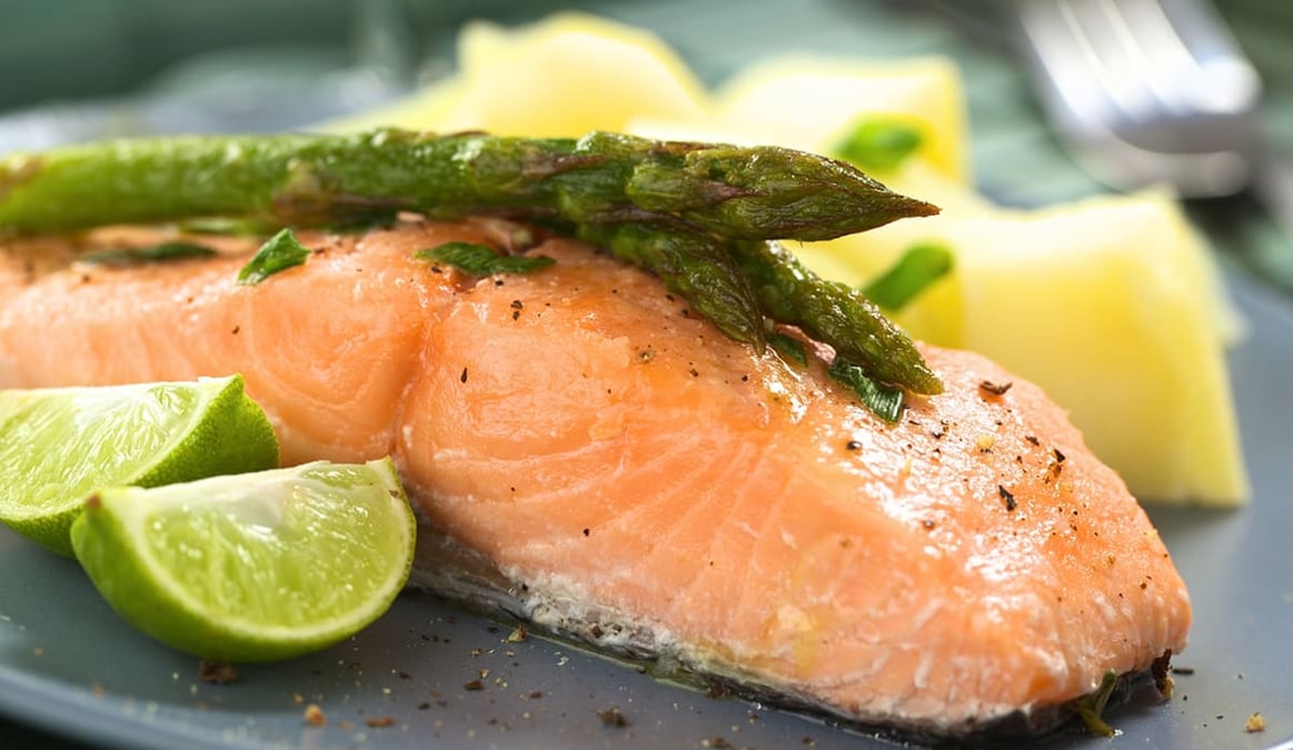 Hur stor risk för D-vitaminbrist har barn som fått en cancerdiagnos? Det ska studier vid Akademiska sjukhuset utreda. Bland annat gör cytostatikabehandling att barn ofta har svårt att få i sig allsidig kost. En D-vitaminkälla är fet fisk såsom lax.