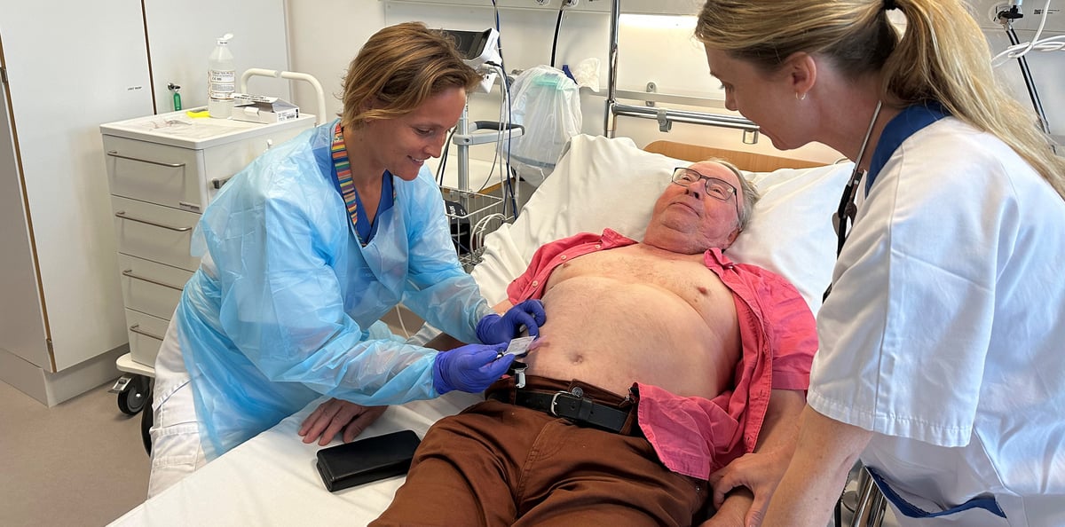 Patienter med återfall av lymfom kan numera få läkemedlet epcoritamab. Det är en bispecifik antikropp och en ny sorts immunterapi. Behandlingen ges som injektion i magen och tar bara någon minut att ge.  På bilden syns forskningssjuksköterskan Sophie van den Putte och  Ingrid Glimelius, överläkare i onkologi. Foto: Akademiska sjukhuset