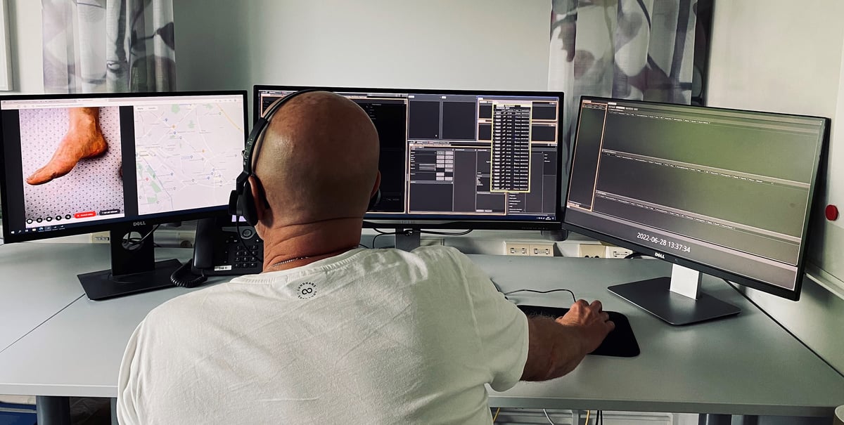 Sjukvårdens Larmcentral i Uppsala är bland de första i landet med att införa video som komplement till samtal vid olyckor och allvarlig sjukdom. Syftet är bland annat säkrare bedömningar av skador och sjukdomstillstånd. På bilden syns Per Andersson på larmcentralen.