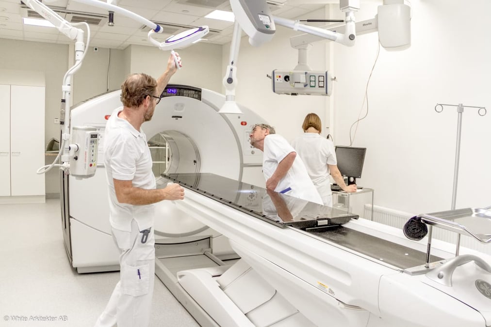 För två år sedan installerades Europas första digitala PET-DT (positronemissionstomografi kombinerad med datortomografi) på Akademiska sjukhuset. Nu installeras ytterligare två liknande PET-DT i ingång 100/101.