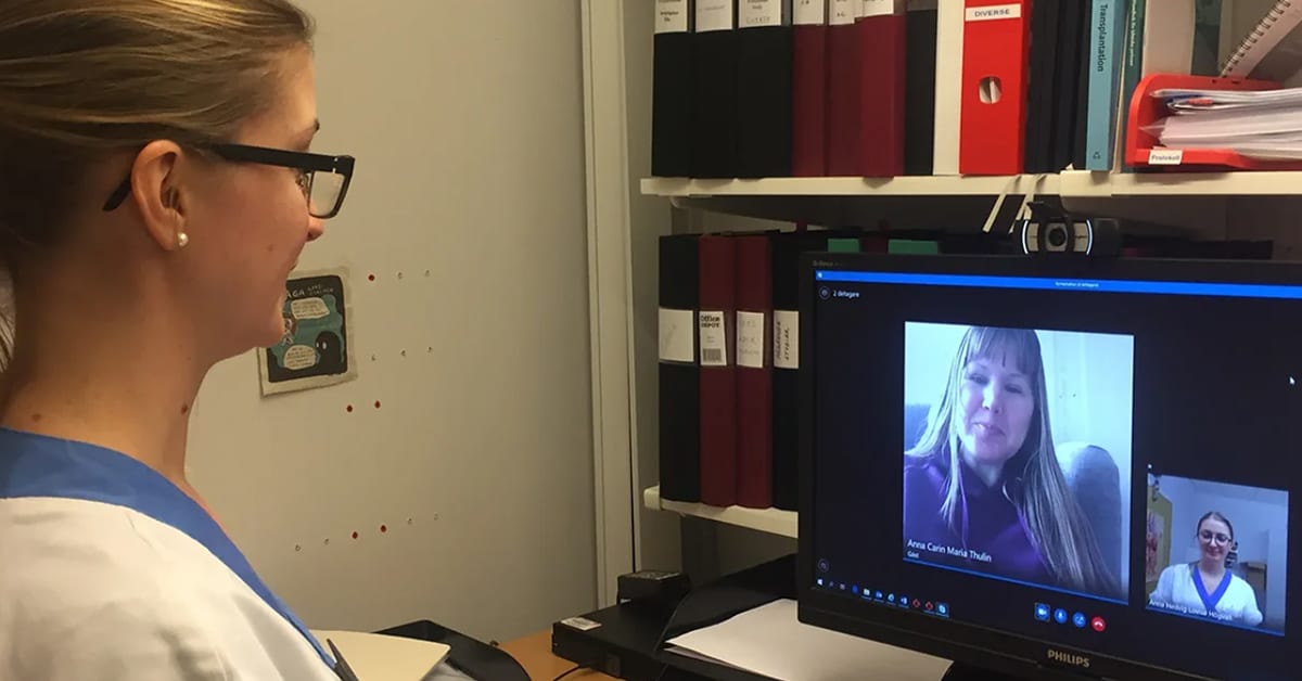 Forskningssjuksköterskan Anna Högvall kopplar upp sig mot patienten Carin Thulin, som genomgått två ö-cellstransplantationer och nu är helt insulinfri.