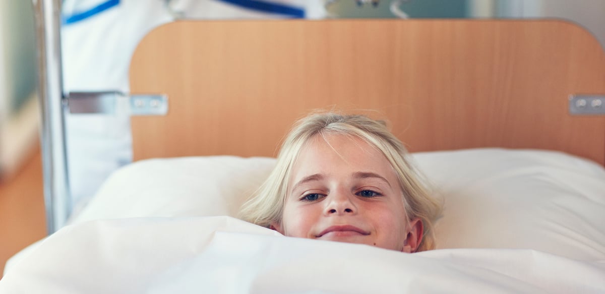 Våren 2022 införs nya rekommendationer om fastetid före barnoperation i Europa. Den viktigaste förändringen är att barnen endast ska avstå från intag av klara vätskor såsom vatten och saft en timme före operation jämfört med två timmar som var norm tidigare. Foto: Johan Alp (genrebild)