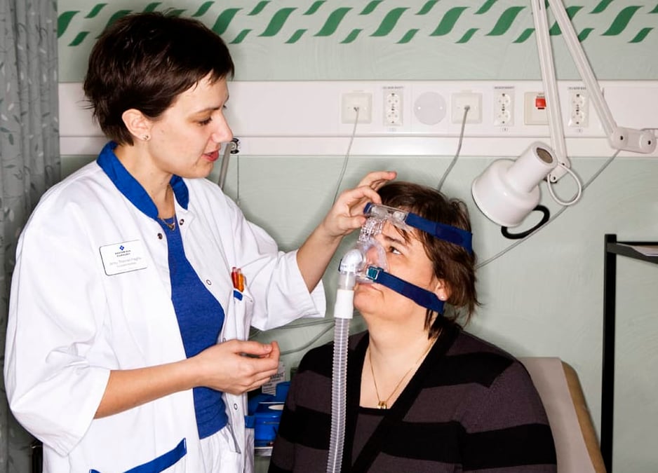 ​Från och med maj kommer patienter med sömnapné, som ska behandlas med andningsmask (CPAP) nattetid, att kunna följas upp via telemonitorering från Akademiska sjukhuset. Telemedicinsatsningen görs inom ramen för en forskningsstudie.