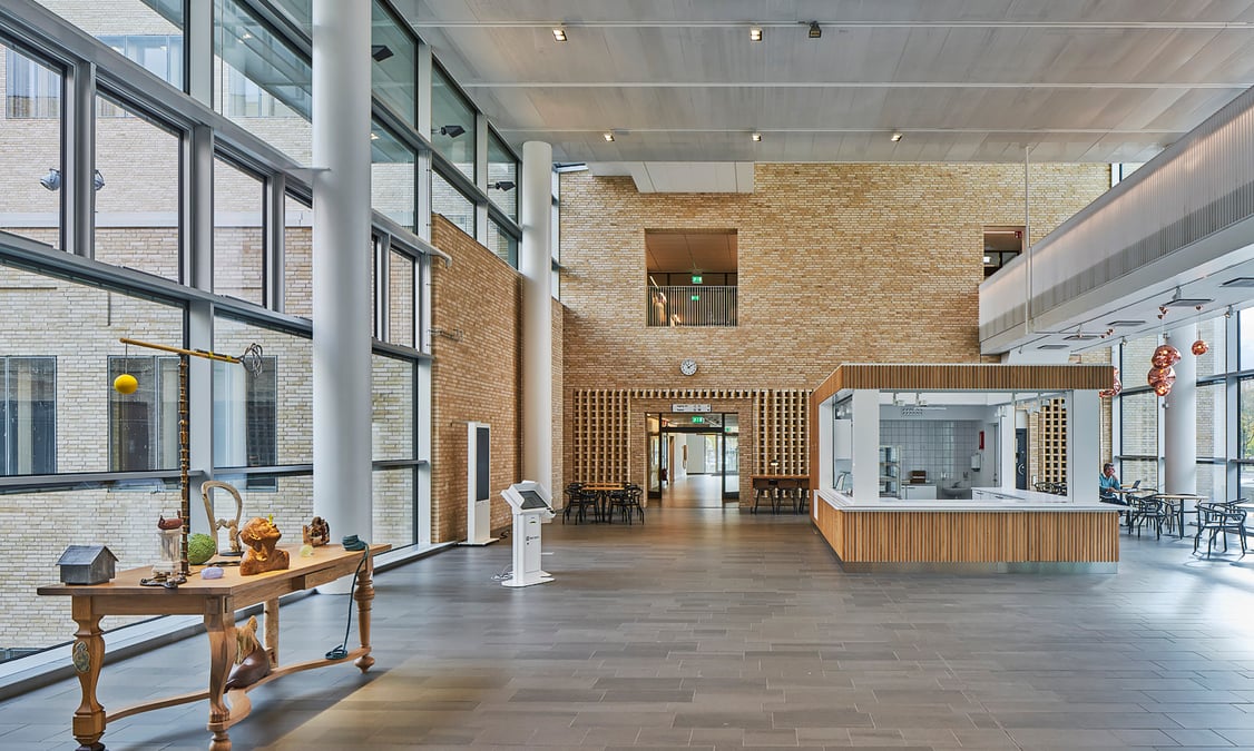 Den nya vård- och behandlingsbyggnaden på Akademiska, ingång 100/101, är utformat med fokus på människans behov. Här vårdas de svårast sjuka patienterna. Dagsljuset har varit viktigt vid husets utformning även i entréplanet.
Foto: Åke E:son Lindman